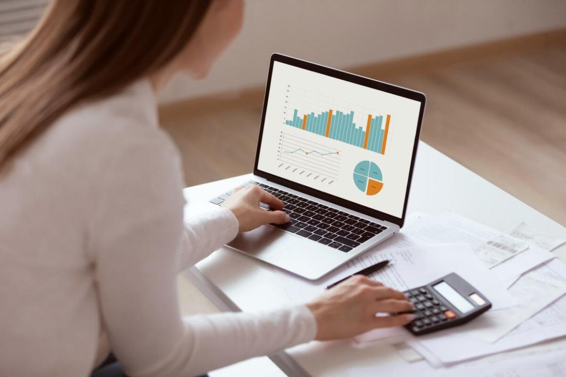 Deelnemers werken samen aan een budgetoverzicht tijdens een gritspeln-workshop