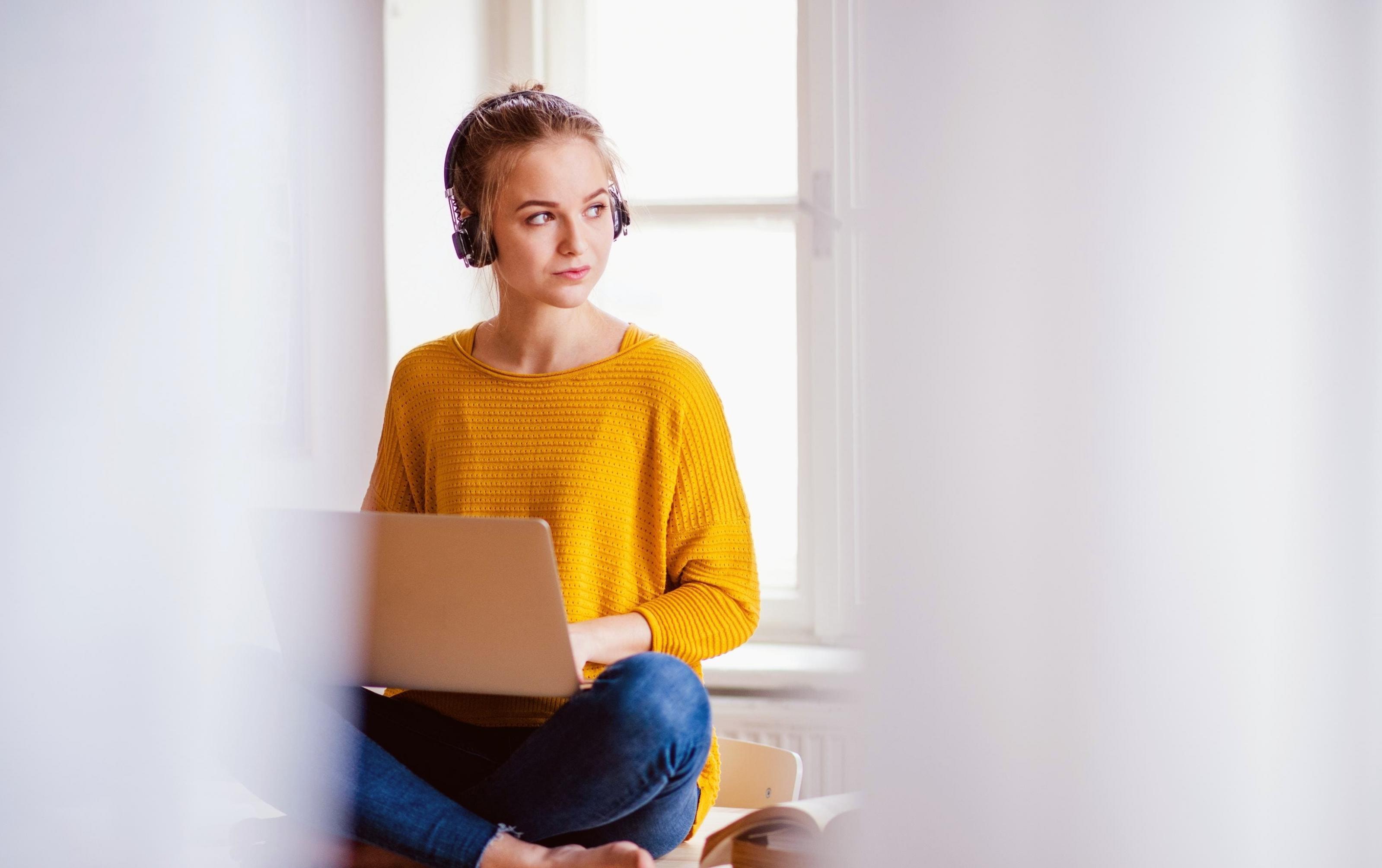 Deelnemer werkt aan een budgetoverzicht tijdens een workshop